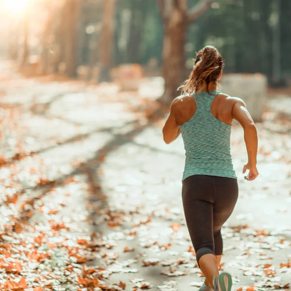 Kvinna Som Jogging Utomhus Hösten Offentlig Park — Stockfoto