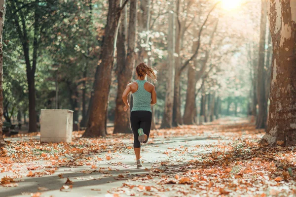 Kvinna Som Jogging Utomhus Hösten Offentlig Park — Stockfoto