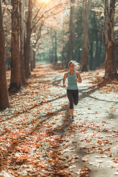 Žena Běhání Venku Podzim Veřejném Parku — Stock fotografie