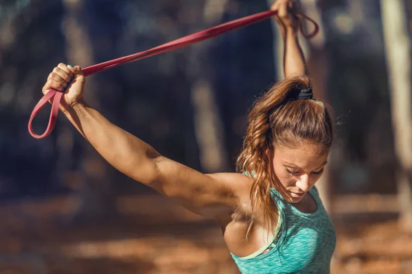 Kvinna Som Stretching Med Elastiskt Band Utomhus Höst Offentlig Park — Stockfoto