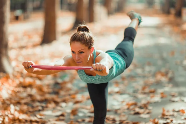 Mujer Haciendo Ejercicio Con Banda Elástica Aire Libre Parque Público — Foto de Stock