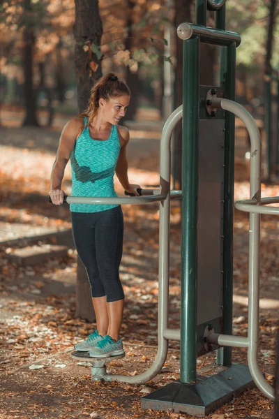 Mujer Haciendo Ejercicio Gimnasio Aire Libre Parque Público — Foto de Stock