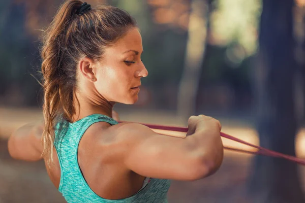 Mujer Haciendo Ejercicio Con Banda Elástica Aire Libre Parque Público — Foto de Stock