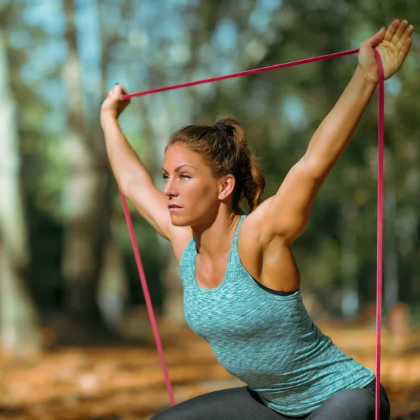 Mulher Exercitando Agachamentos Com Banda Elástica Livre Parque Público Outono — Fotografia de Stock