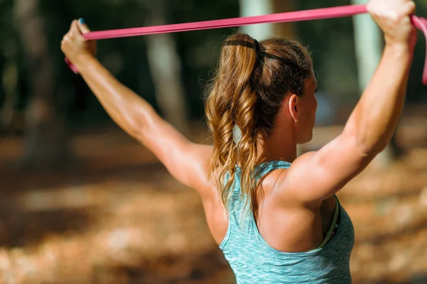 Kadın Ile Elastik Bant Güz Kamu Park Açık Havada Egzersiz — Stok fotoğraf