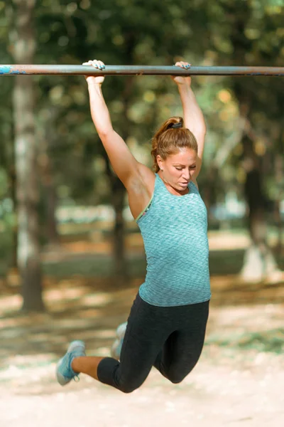 Femme Faisant Exercice Sur Une Barre Horizontale Extérieur Dans Parc — Photo