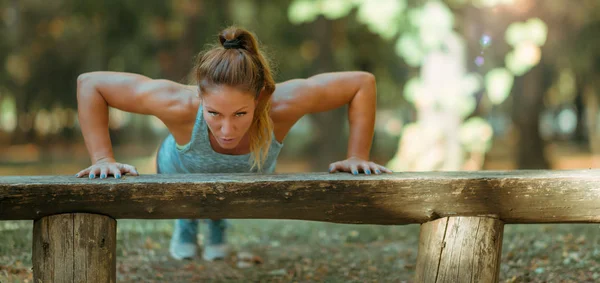 Žena Která Dělá Push Ups Parku Podzim Veřejný Park — Stock fotografie