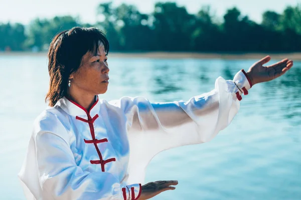 Mujer Asiática Con Ropa Tradicional Practicando Tai Chi Junto Lago —  Fotos de Stock