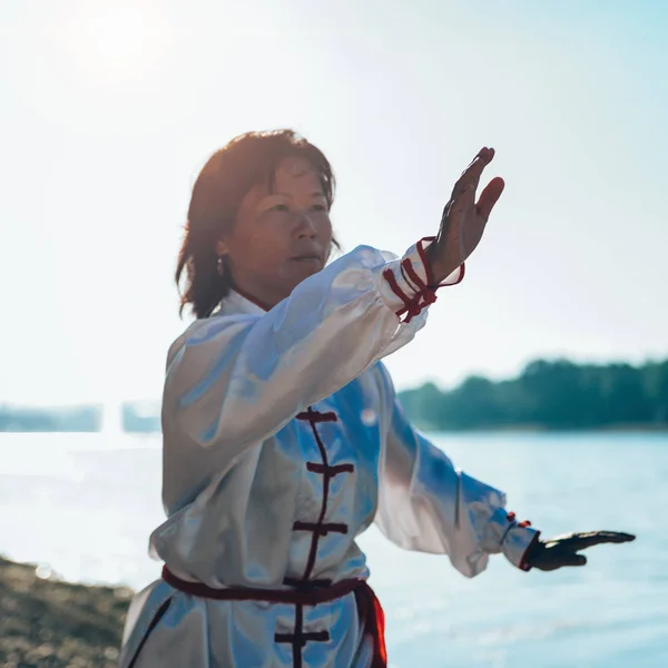 Mujer Asiática Con Ropa Tradicional Practicando Tai Chi Junto Lago —  Fotos de Stock