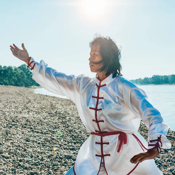 Mulher Asiática Roupas Tradicionais Praticando Tai Chi Junto Lago — Fotografia de Stock