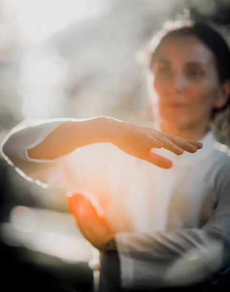 Frau Praktiziert Tai Chi Quan Park — Stockfoto