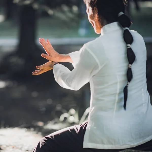 Γυναίκα Εξάσκηση Tai Chi Quan Στο Πάρκο — Φωτογραφία Αρχείου