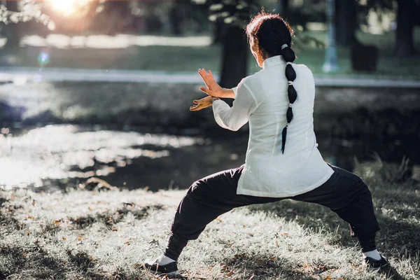 女性の練習を公園で太極拳泉 — ストック写真