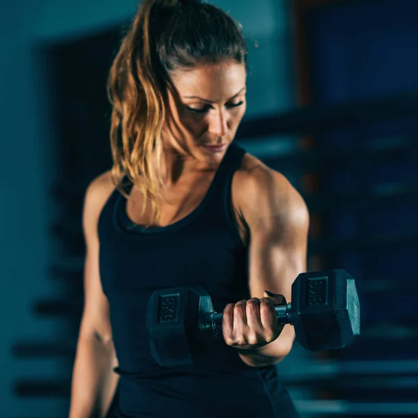 Cross Training Young Woman Exercising Dumbbell — Stock Photo, Image