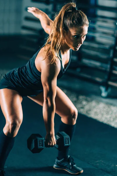 Entrenamiento Cruzado Mujer Joven Haciendo Ejercicio Con Mancuerna —  Fotos de Stock