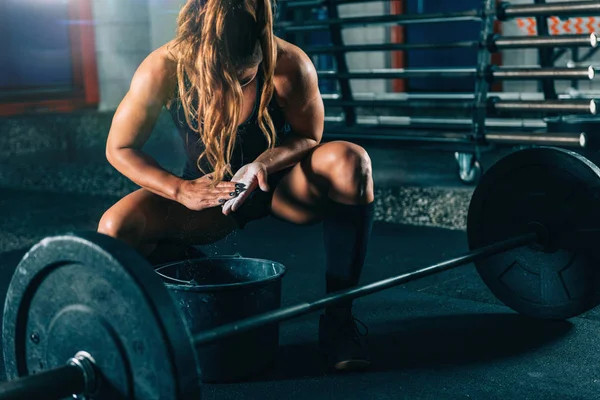 Treino Cruzado Mulher Usando Giz Para Levantamento Peso — Fotografia de Stock