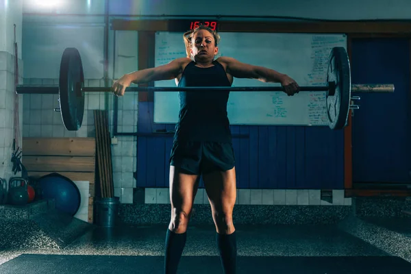 Крос Тренінги Жінка Спортсменка Піднімає Важкий Штангу Ваговими Пластинами — стокове фото
