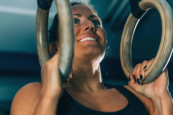 Eğitim Çapraz Gymnastic Halkaları Egzersiz Kadın — Stok fotoğraf