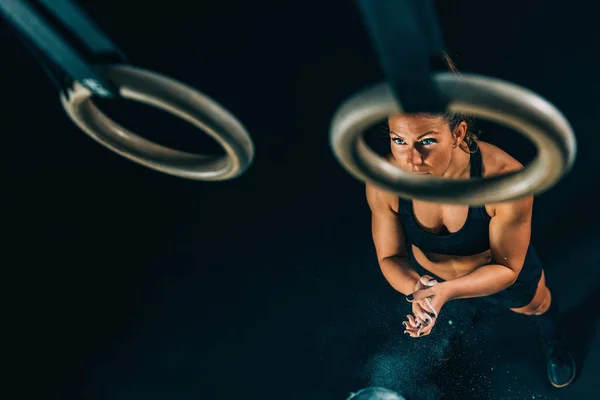 Крос Тренінги Жінка Готується Вправ Гімнастичних Кільцях — стокове фото