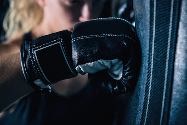 Imagen Cerca Mujer Golpeando Bolsa Boxeo — Foto de Stock