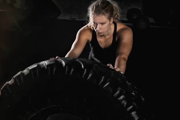 Blond Ung Kvinna Vända Däcket Ett Gym Begreppet Hälsosam Livsstil — Stockfoto