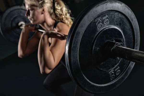 若い女性の持ち上がる重量 クロス トレーニング — ストック写真