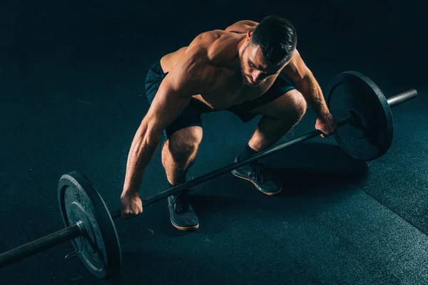 クロス トレーニング 男性アスリートの持ち上がる重量 — ストック写真