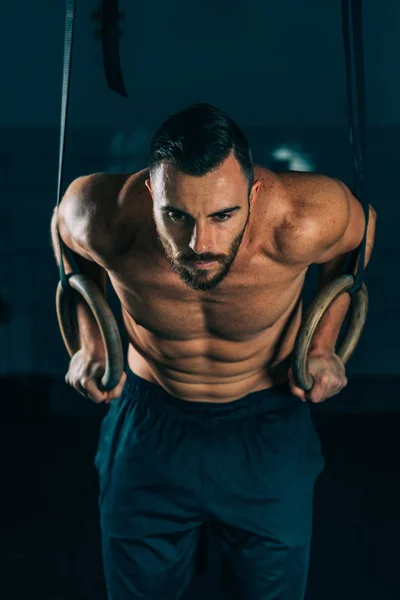 Entrenamiento Cruzado Hombre Ejercitando Anillos Gimnásticos —  Fotos de Stock