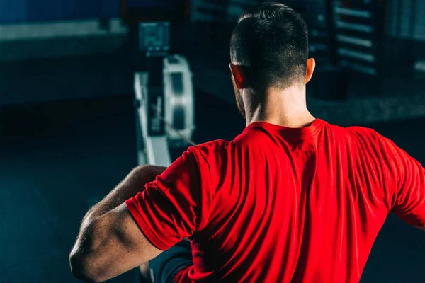 Cross Training Man Exercising Rowing Machine — Stock Photo, Image