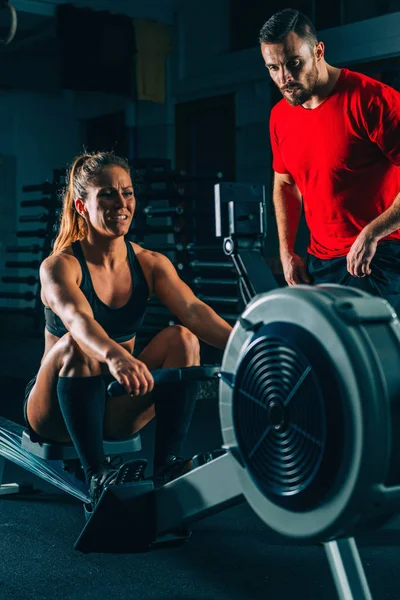 Cross Training Male Trainer Female Athlete Exercising Rowing Machine — Stock Photo, Image