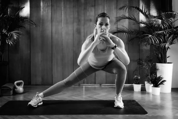 Mujer Haciendo Embestidas Laterales Entrenamiento Intervalos Alta Intensidad Casa — Foto de Stock