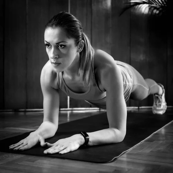Vrouw Doen Hoge Intensiteit Interval Training Thuis Vrouw Doen Plank — Stockfoto