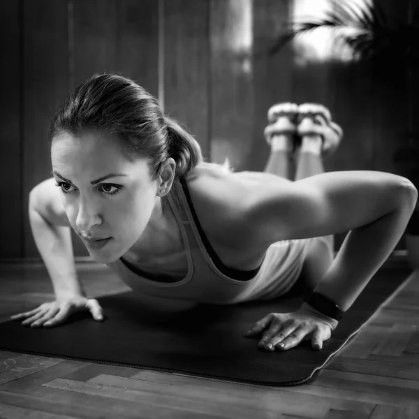 Mujer Haciendo Entrenamiento Intervalos Alta Intensidad Casa Mujer Haciendo Flexiones — Foto de Stock