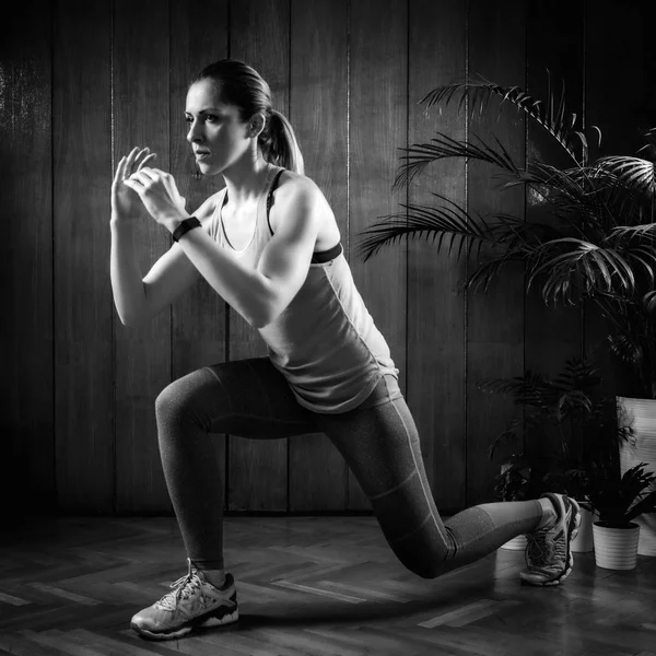 Mujer Haciendo Embestidas Entrenamiento Intervalos Alta Intensidad Casa — Foto de Stock