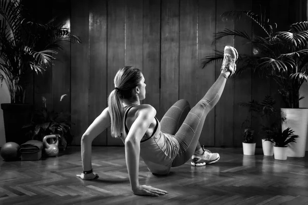 Mujer Haciendo Entrenamiento Intervalos Alta Intensidad Casa — Foto de Stock