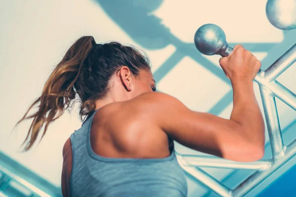 Atleta Haciendo Pull Ups Gimnasio — Foto de Stock