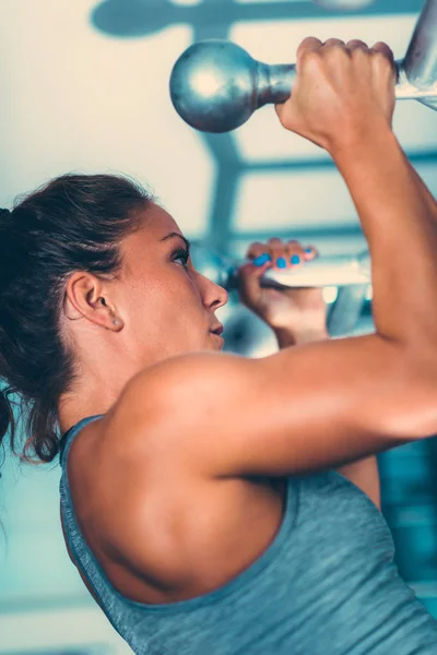 Mujer Joven Haciendo Pull Ups Gimnasio — Foto de Stock