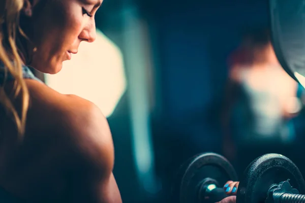 Mujer Deportiva Haciendo Ejercicio Gimnasio —  Fotos de Stock