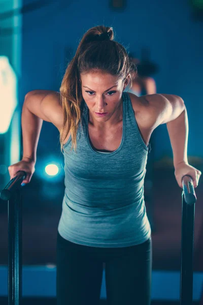 Atleta Femenina Gimnasio Ejercitándose Barras Paralelas —  Fotos de Stock