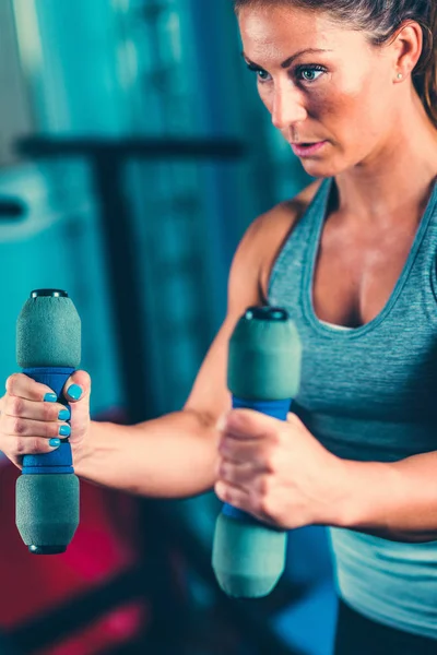 Atleta Haciendo Ejercicio Con Pesas — Foto de Stock