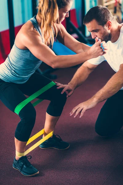 Mulher Exercitando Com Personal Trainer Ginásio — Fotografia de Stock