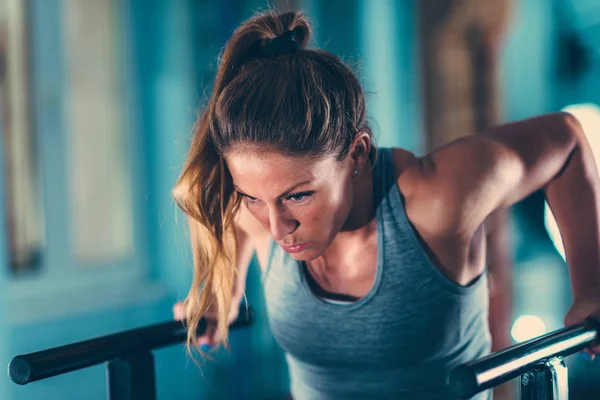 Atleta Femenina Gimnasio Ejercitándose Barras Paralelas — Foto de Stock