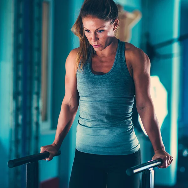 Mujer Haciendo Ejercicio Barras Paralelas Gimnasio — Foto de Stock