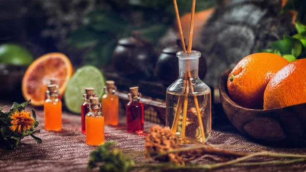 Flaschen Gefüllt Mit Roten Und Orangen Ätherischen Ölen Und Aromatherapie — Stockfoto