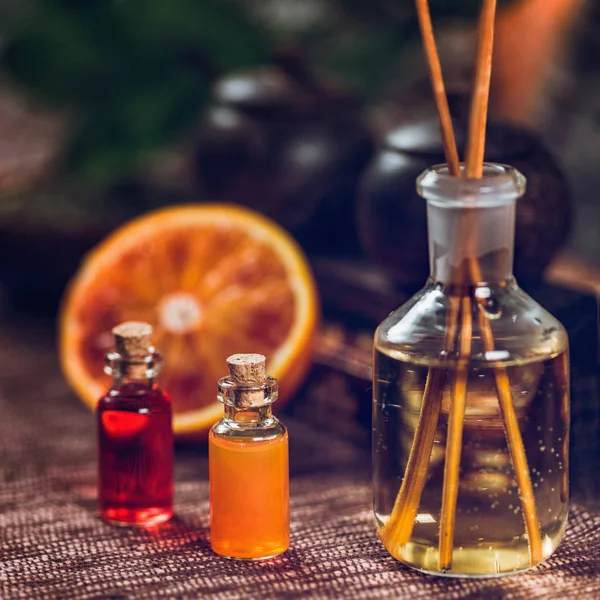 Flaskor Fyllda Med Röda Och Orange Eteriska Oljor Och Aromaterapi — Stockfoto