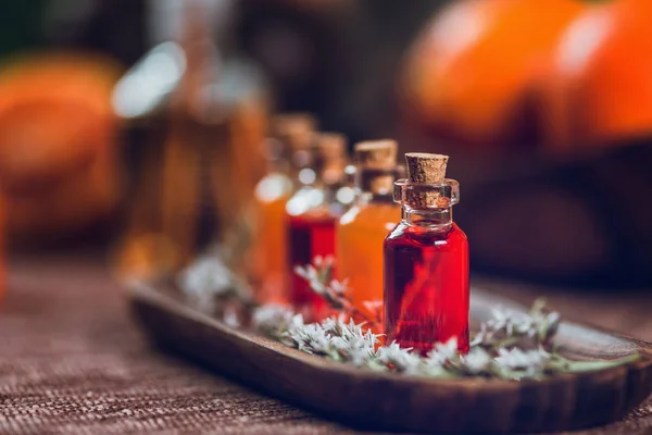 Garrafas Cheias Óleos Essenciais Vermelhos Laranja Tábua Madeira Aromaterapia Relaxar — Fotografia de Stock