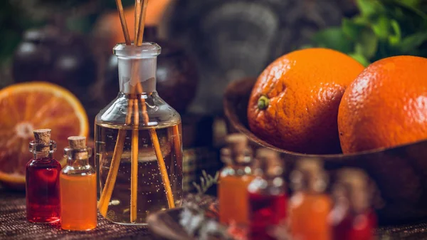 Üveg Tele Van Piros Narancssárga Illóolajok Aromaterápia Palack Belsejében Fából — Stock Fotó