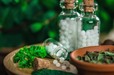Nane ile küçük şişelerde Homeopatik globüller bırakır, homeopati kavramı