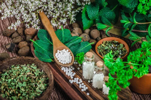 Cuchara Madera Llena Glóbulos Homeopáticos Pequeñas Botellas Con Pastillas Homeopáticas — Foto de Stock