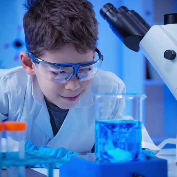 Skolpojke Använder Labbutrustning Laboratorium Utbildning Koncept — Stockfoto